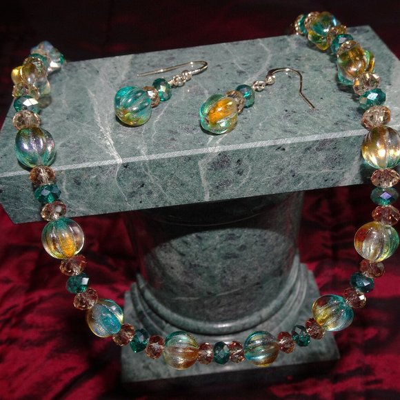 Handcrafted necklace & earring set with graduated Czech melon beads - Picture 7 of 9
